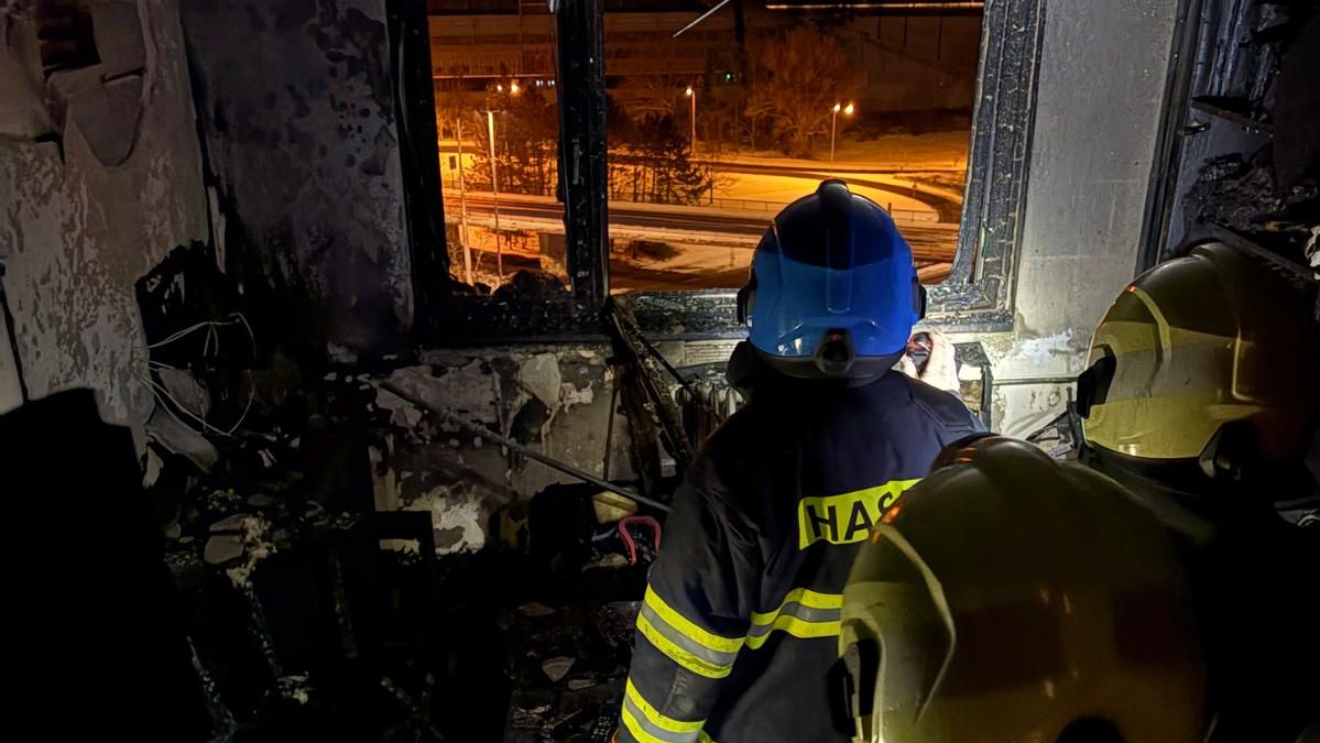 Díky pozornému sousedovi neskončil požár v Hradci Králové tragicky